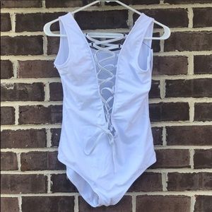 Ekouaer deep v neck lace up swimsuit